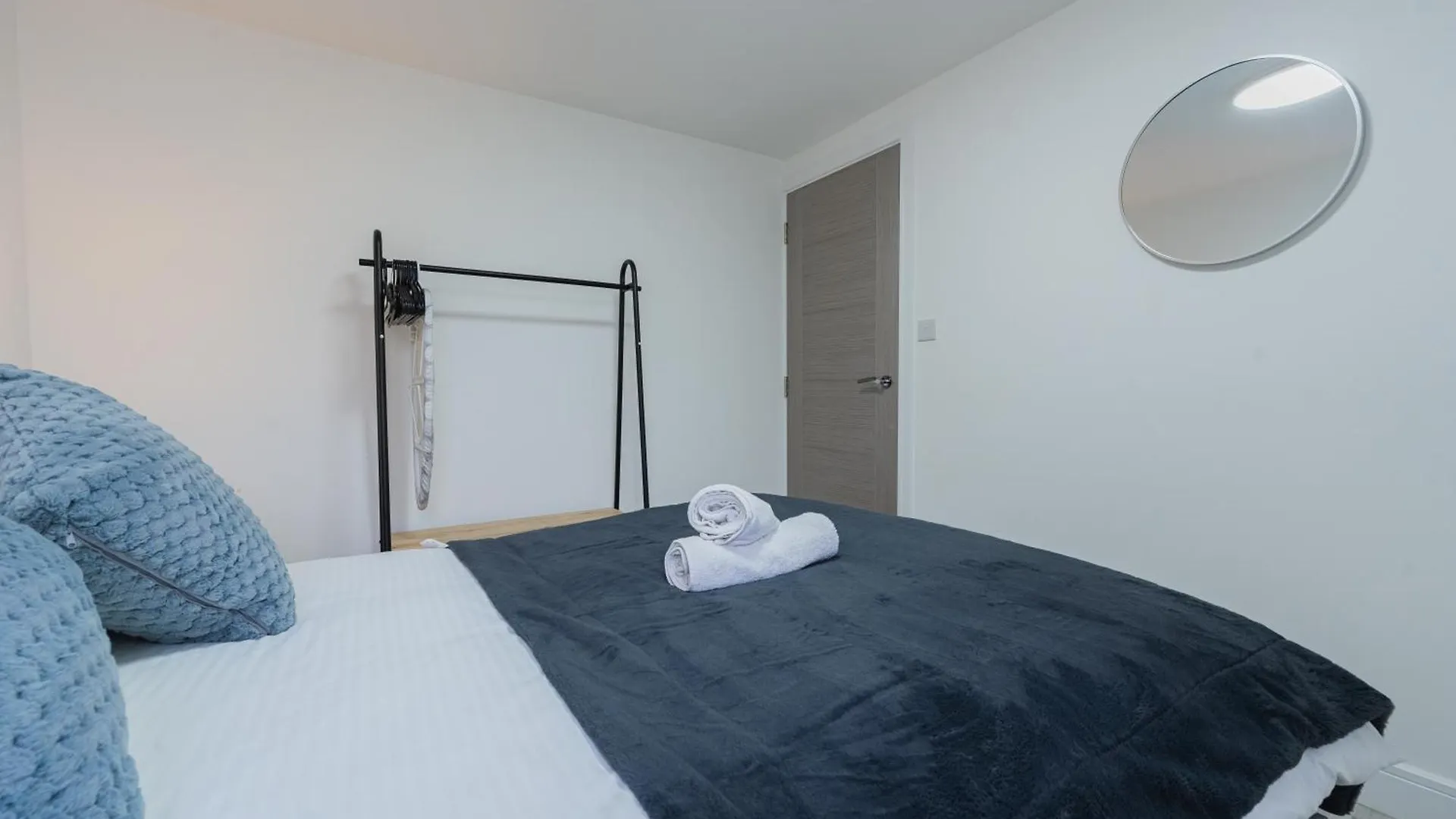 Brand New Luxe Two Bedroom Flat! Excellent Wifi Cardiff Apartment
