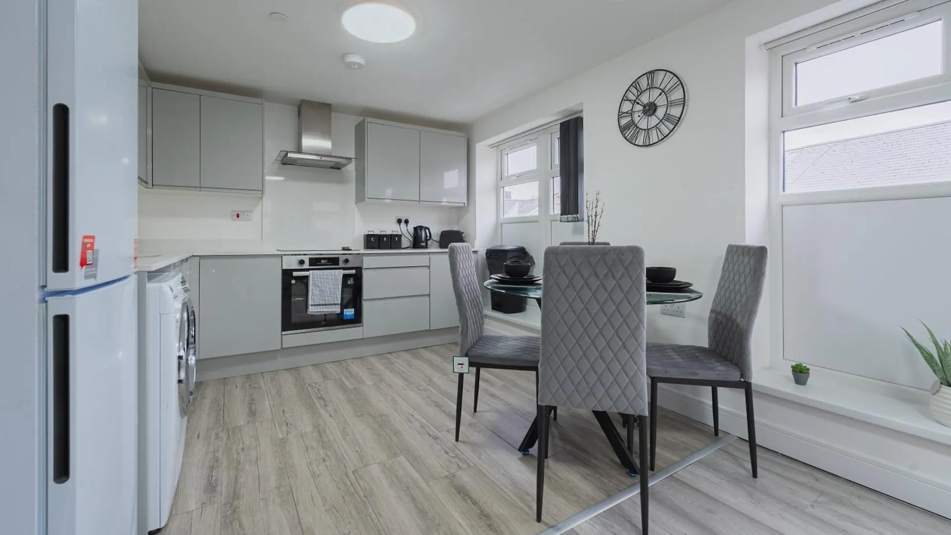 Brand New Luxe Two Bedroom Flat! Excellent Wifi Cardiff 0*,  United Kingdom