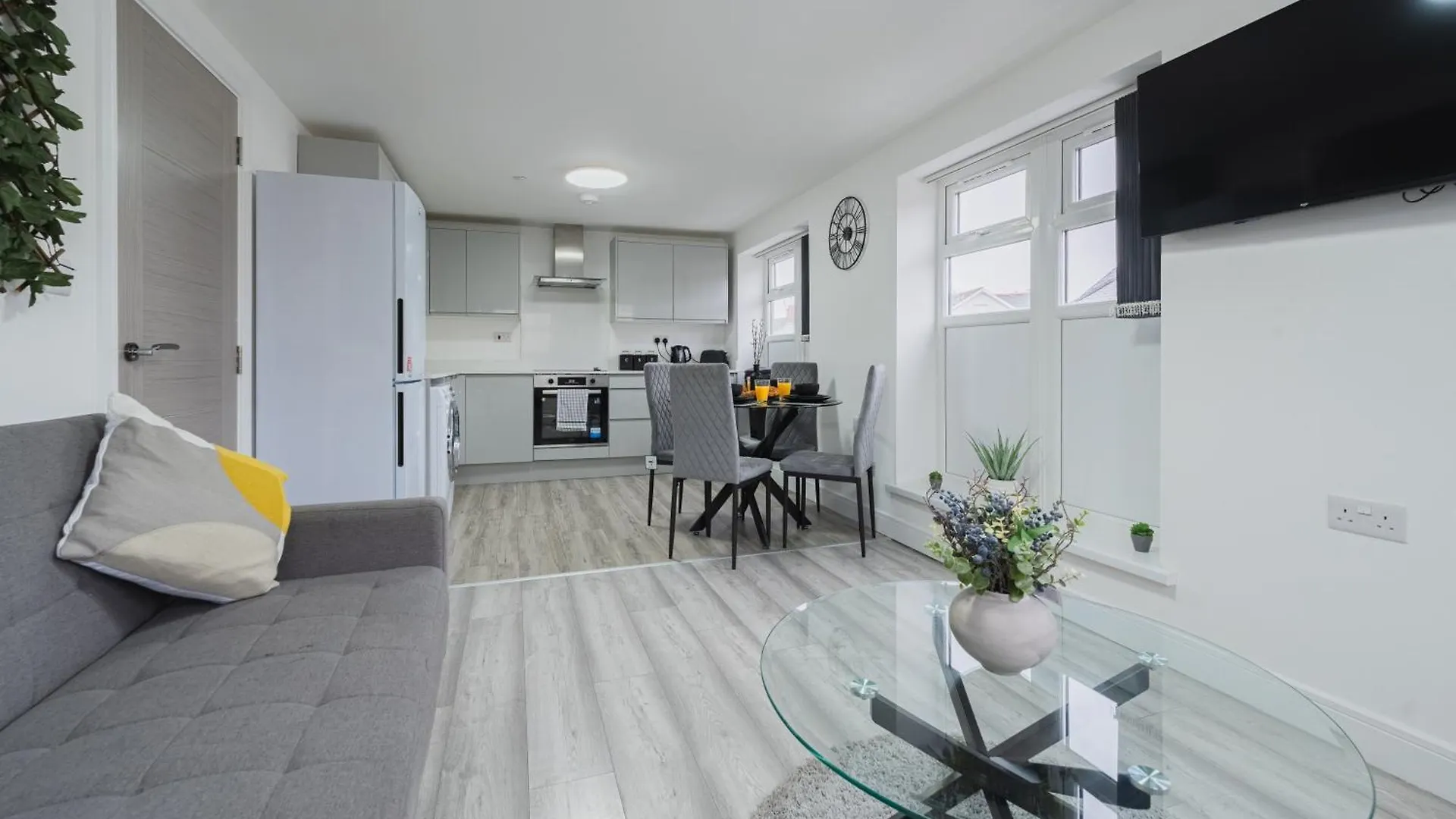 Brand New Luxe Two Bedroom Flat! Excellent Wifi Cardiff 0*,
